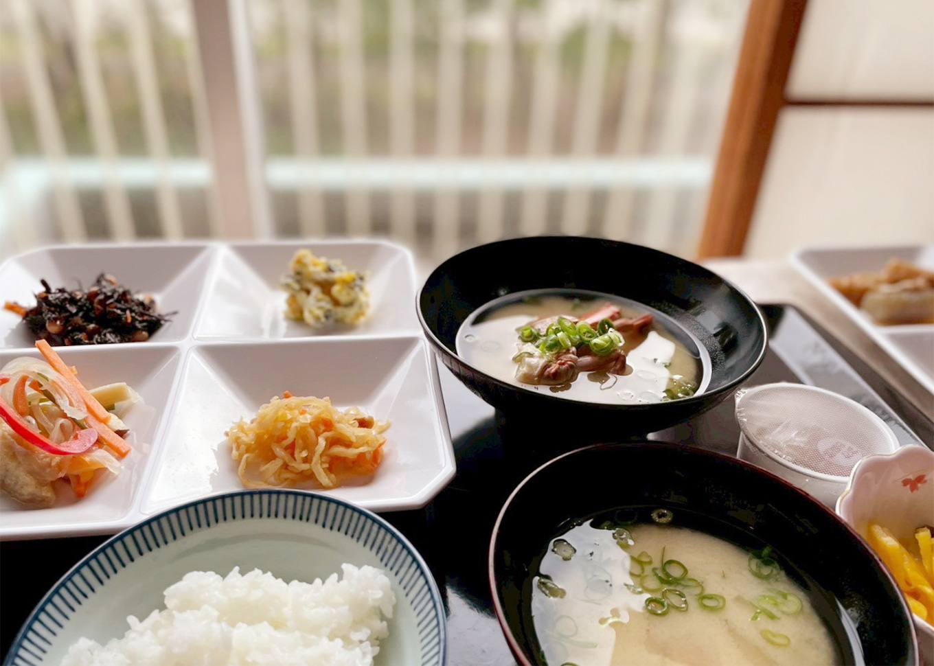 朝食バイキング：ご飯と味噌汁、おばんざいなど